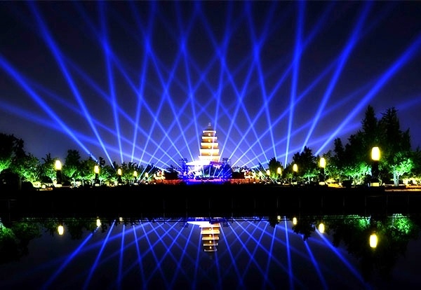 明亮照明為中國(guó)景觀亮化工程做出貢獻(xiàn) 明亮照明為中國(guó)景觀亮化工程做出貢獻(xiàn)